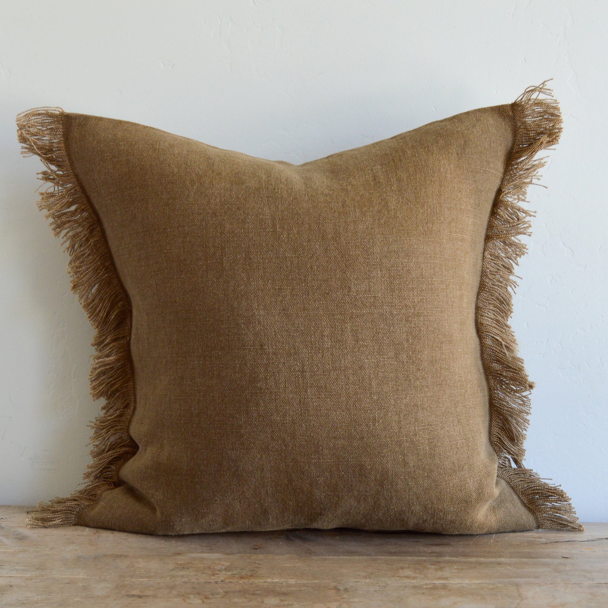 BLEACHED OAK / BELGIAN LINEN FRINGE / 22" x 22"