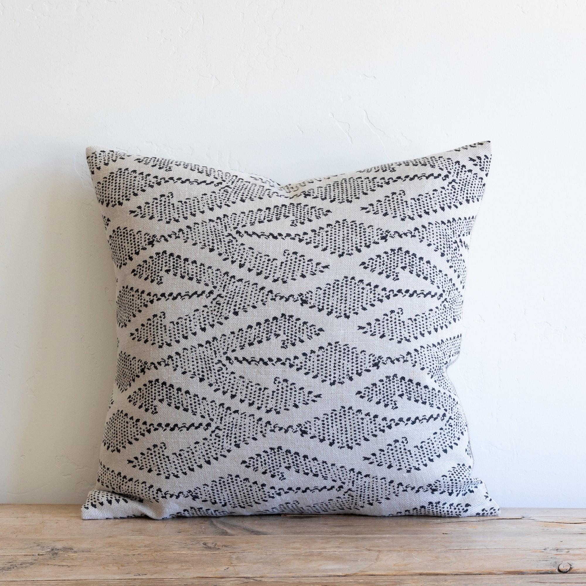 SWITCHBACK LIGHT / CHARCOAL ON NATURAL